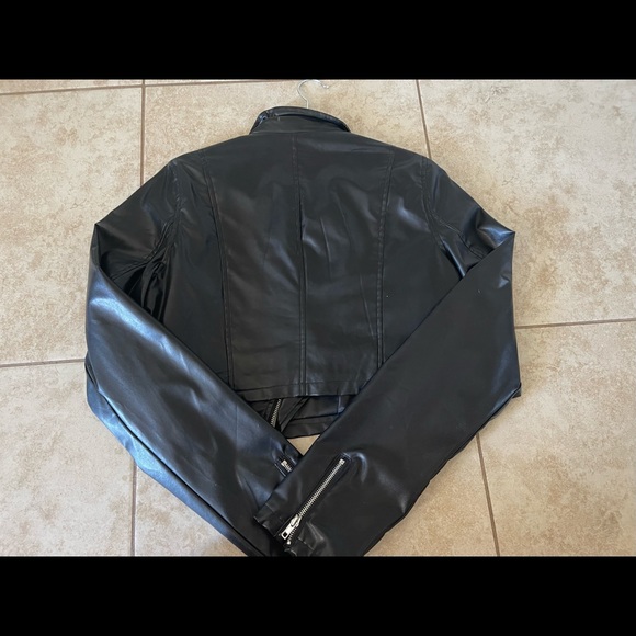 PrettyLittleThing Black Cropped PU Zip Detail Biker Jacket - Picture 6 of 6